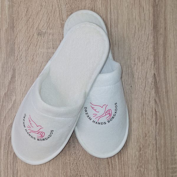 Chinelos com design felpudo confortável e bordado